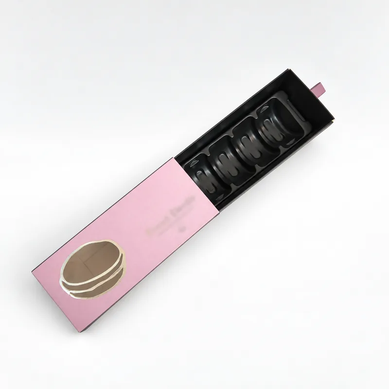 Geöffnete Macaron-Schiebeschachtel mit schwarzer Schublade und geformter Einlage für Macarons