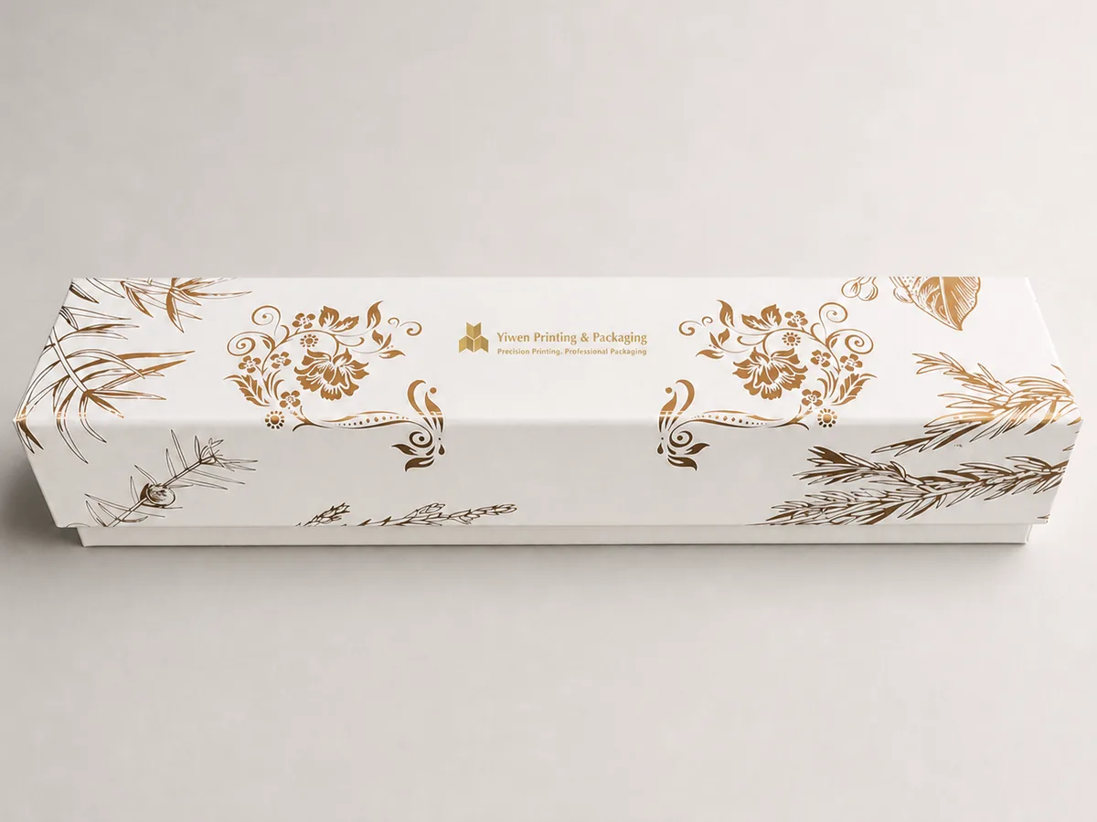 Lange weiße zweiteilige Geschenkbox, geschlossen, mit goldfarbenem Pflanzenmotiv